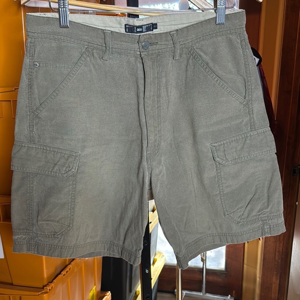 REI Men's Olive Sahara Cargo 9” Shorts Size 32